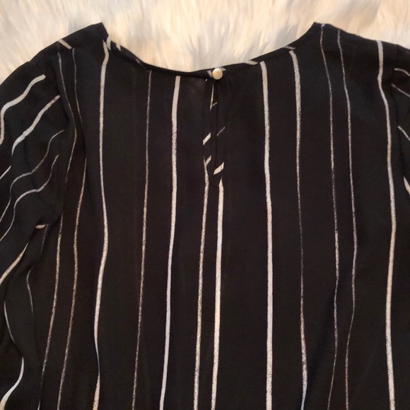 Women’s Apt. 9 Keyhole top ( black/pinstripe) - Picture 6 of 8